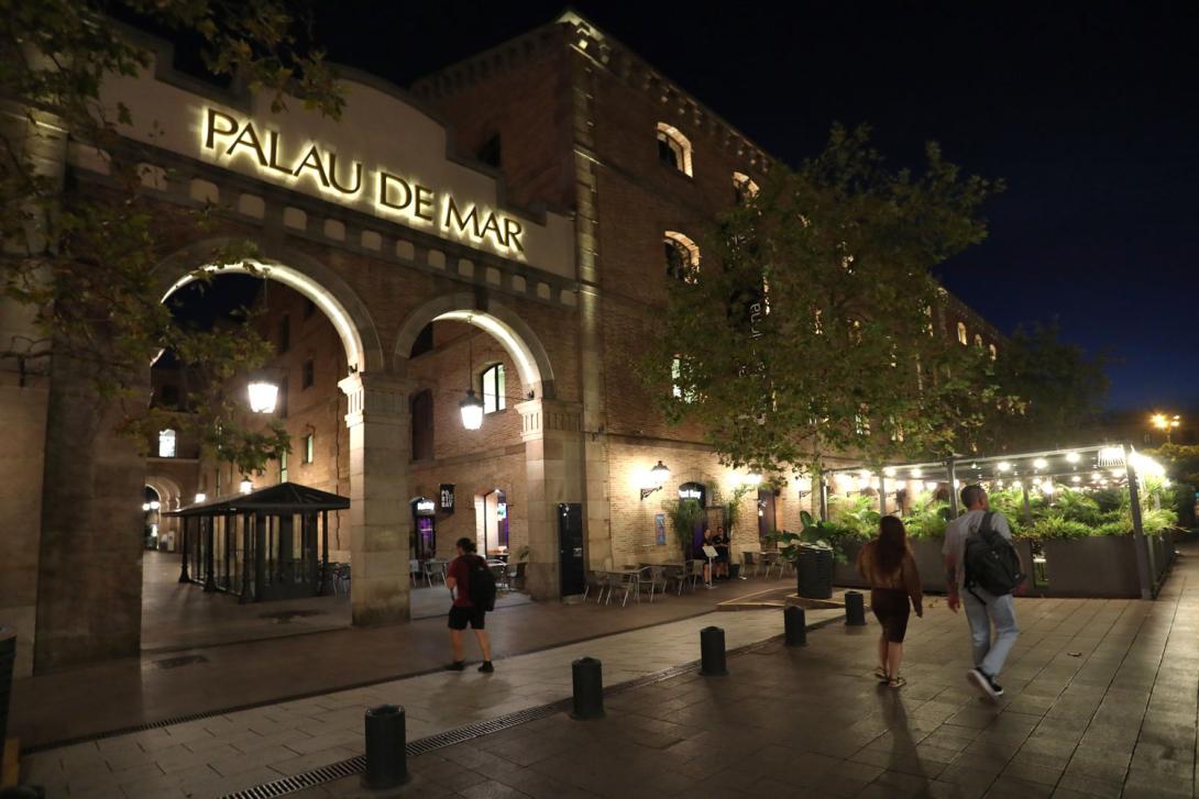 el edificio palau de mar, con la nueva iluminación.