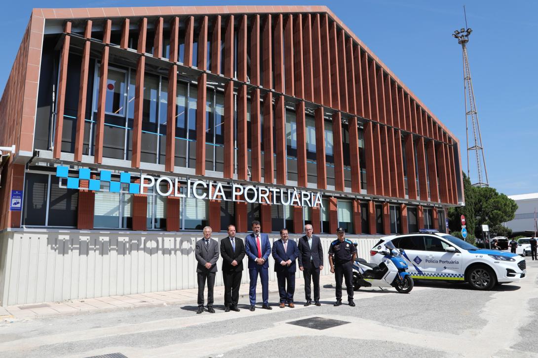 el presidente del port de barcelona, lluís salvadó; y el consejero de interior de la generalitat de catalunya, joan ignasi elena; ante el nuevo edificio acompañados de otras autoridades.
