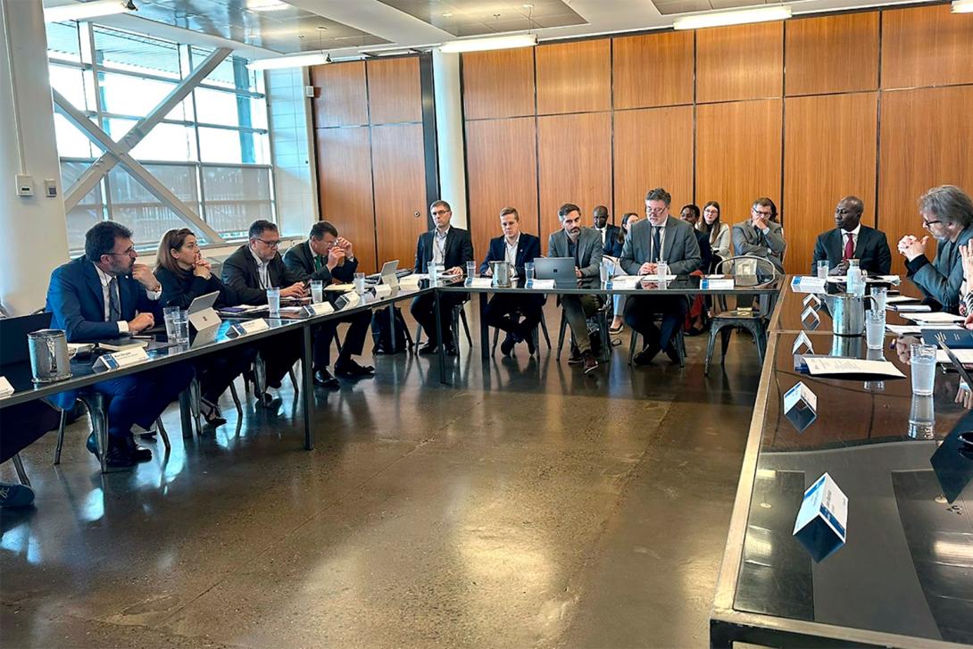 los participantes en la mesa redonda.