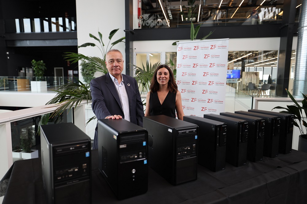 el delegado especial del estado en el czfb, pere navarro, ha hecho entrega hoy de los primeros equipos informáticos a la fundación marianao, con sede en sant boi de llobregat.