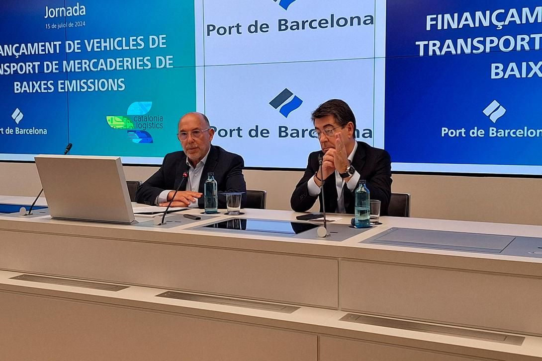 de izquierda a derecha, el jefe de medio ambiente del port de barcelona, jordi vila, y el presidente del clúster catalonia logistics, joaquim salvat, durante la presentación de la jornada.