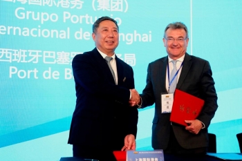 el director general del shangai international port group, shen wei; y el subdirector general y responsable de innovación y estrategia de negocio del port de barcelona, santiago garcia-milà.