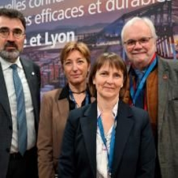 el presidente del port de barcelona, lluís salvadó; la subdirectora general de comercial i marketing, carla salvadó; nathalie thomas, delegada del port de barcelona en francia, acompañados de jean luc gibelin (movilidad región de occitania).